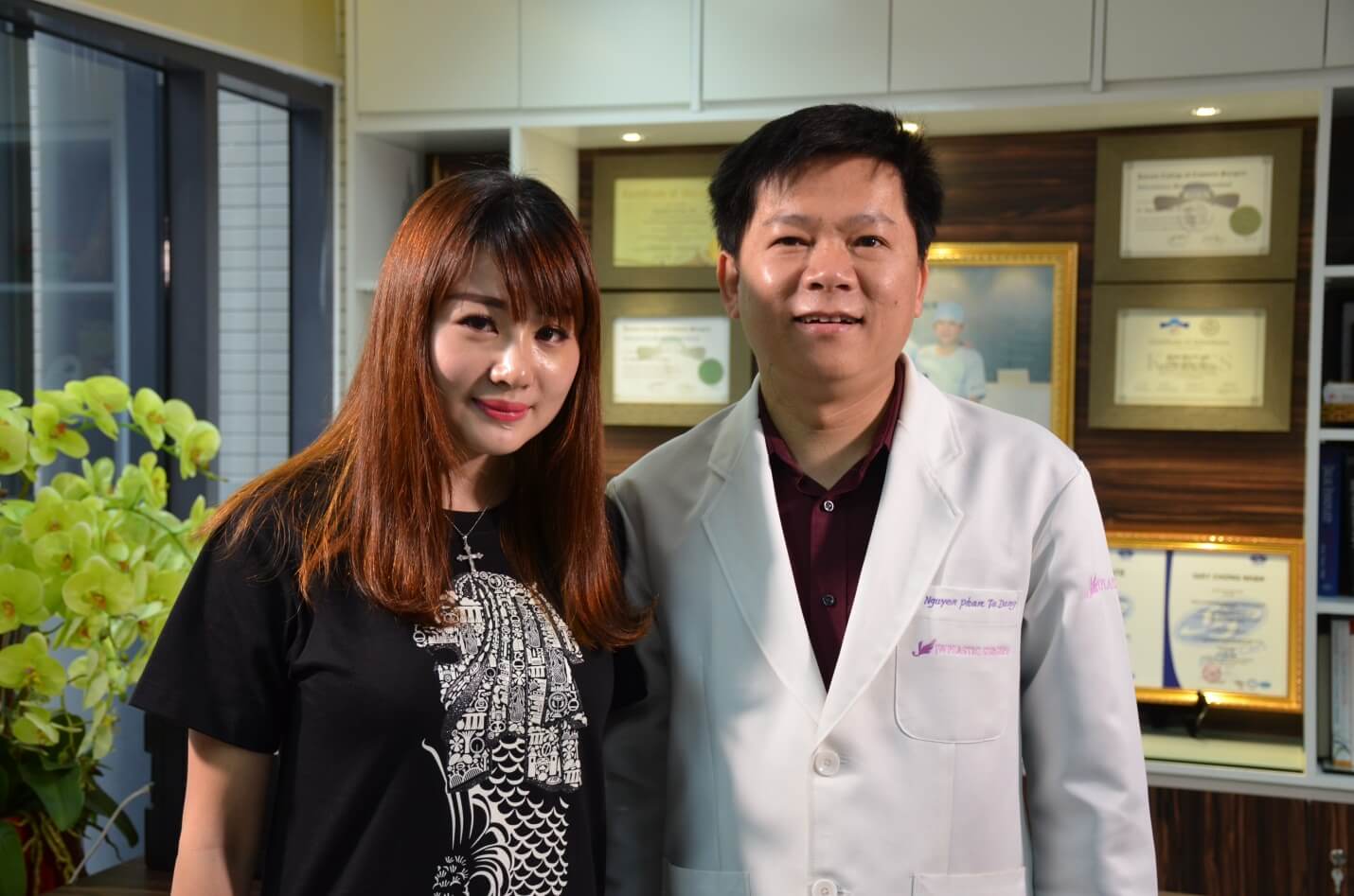 Ms. Lean Yee Lings take a picture with Dr. Dung ( a result after 7 days)