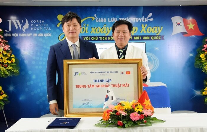 The signing ceremony of The Revision Eye Surgery Center between Hong Lim Choi PhD, MD – President of Korean Eyes Aesthetics Association and Nguyen Phan Tu Dung PhD, MD – Director of JW Korean Plastic Surgery Hospital, Vietnam.