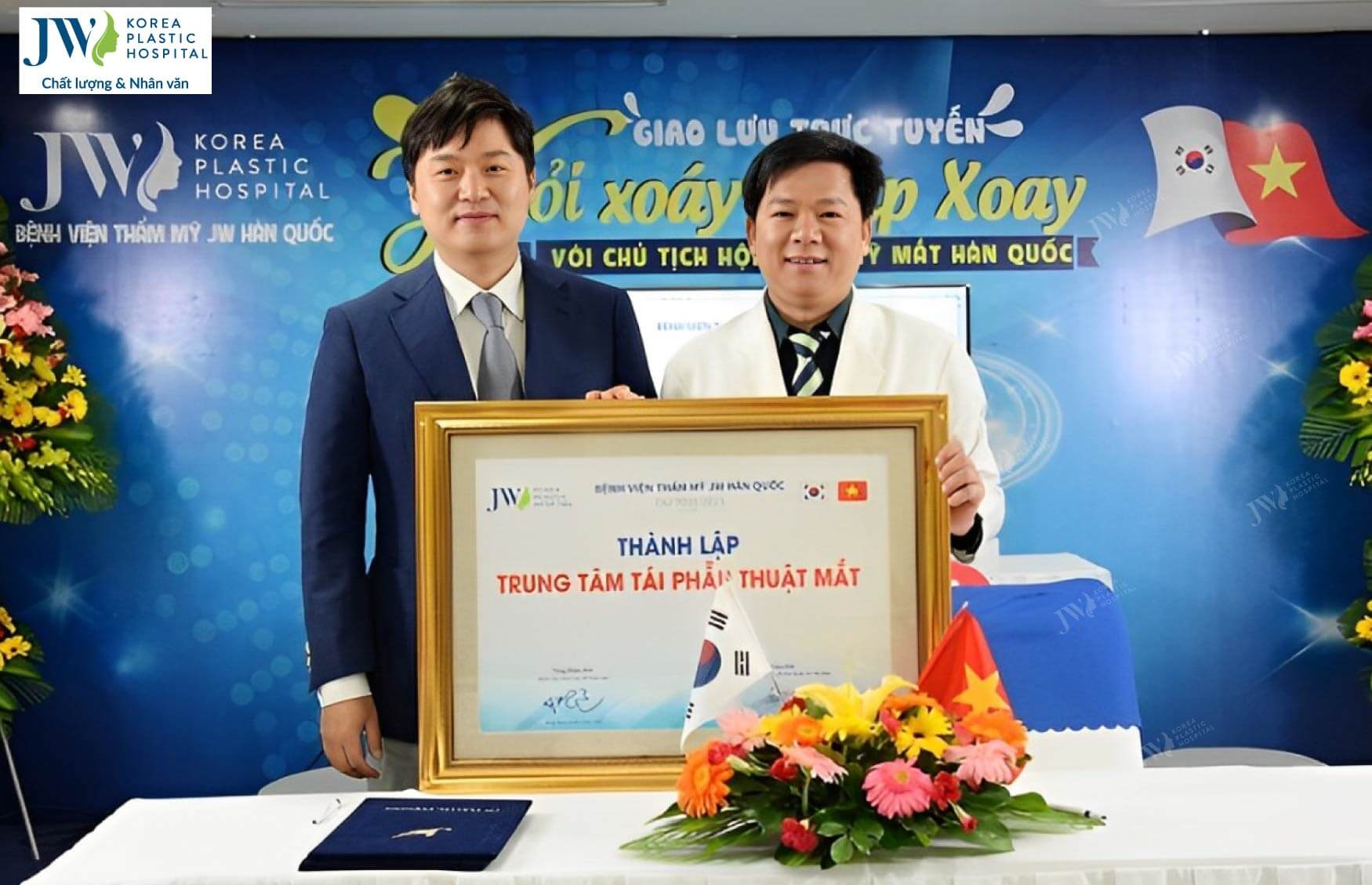 The signing ceremony of The Revision Eye Surgery Center between Hong Lim Choi PhD, MD - President of Korean Eyes Aesthetics Association and Nguyen Phan Tu Dung PhD, MD – Director of JW Korean Plastic Surgery Hospital, HCMC, Vietnam.