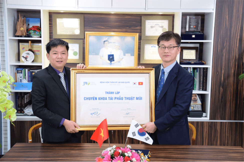 The signing ceremony of The Revision Nose Surgery Center between Man Koon Suh PhD, MD – Director of The Global JW Korea Plastic Hospital systems and Nguyen Phan Tu Dung PhD, MD – Director of JW Korea Plastic Hospital, Vietnam.
