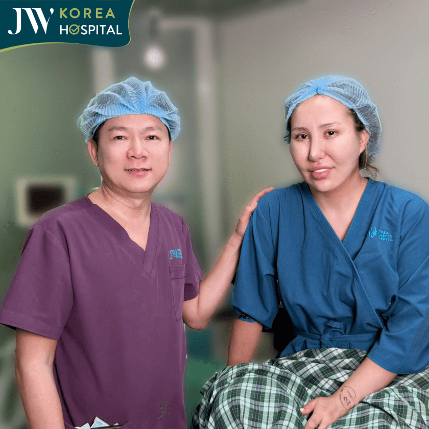 Foreign client takes a photo with Dr. Tu Dung