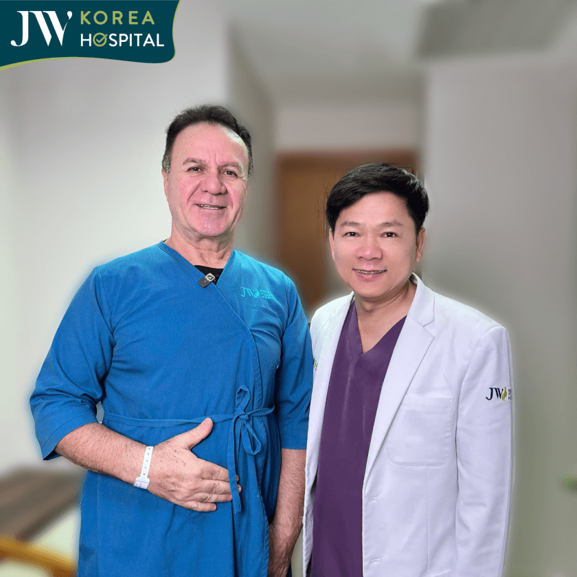 Dr. Tu Dung takes a photo with an international client